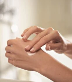 Natura Bisse Diamond Extreme Hand Cream 6 Natura Bisse Diamond Extreme Hand Cream -Care Product Store Natura Bisse Diamond Extreme Hand Cream Lifestyle