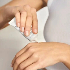 Natura Bisse Diamond Luminous UV Defense Light Tinted Fluid SPF 40 -Care Product Store Natura Bisse Diamond Luminous UV Defense Light Tinted Fluid SPF 40 Texture