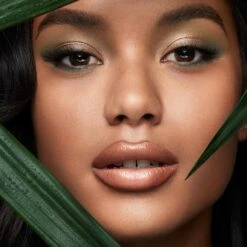 Stila Camouflage Beauty Eye Shadow Palette -Care Product Store StilaCamouflage Beauty Eye Shadow Palette Lifestyle