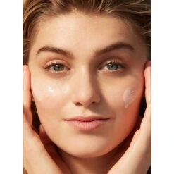 Supergoop! Daily Dose Vitamin C + SPF 40 Serum -Care Product Store Supergoop Daily Dose Vitamin C SPF 40 Serum On Face