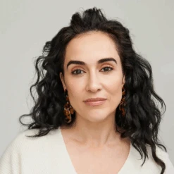 Virtue Flourish Shampoo For Thinning Hair -Care Product Store Virtue Flourish Shampoo for Thinning Hair Texture Model